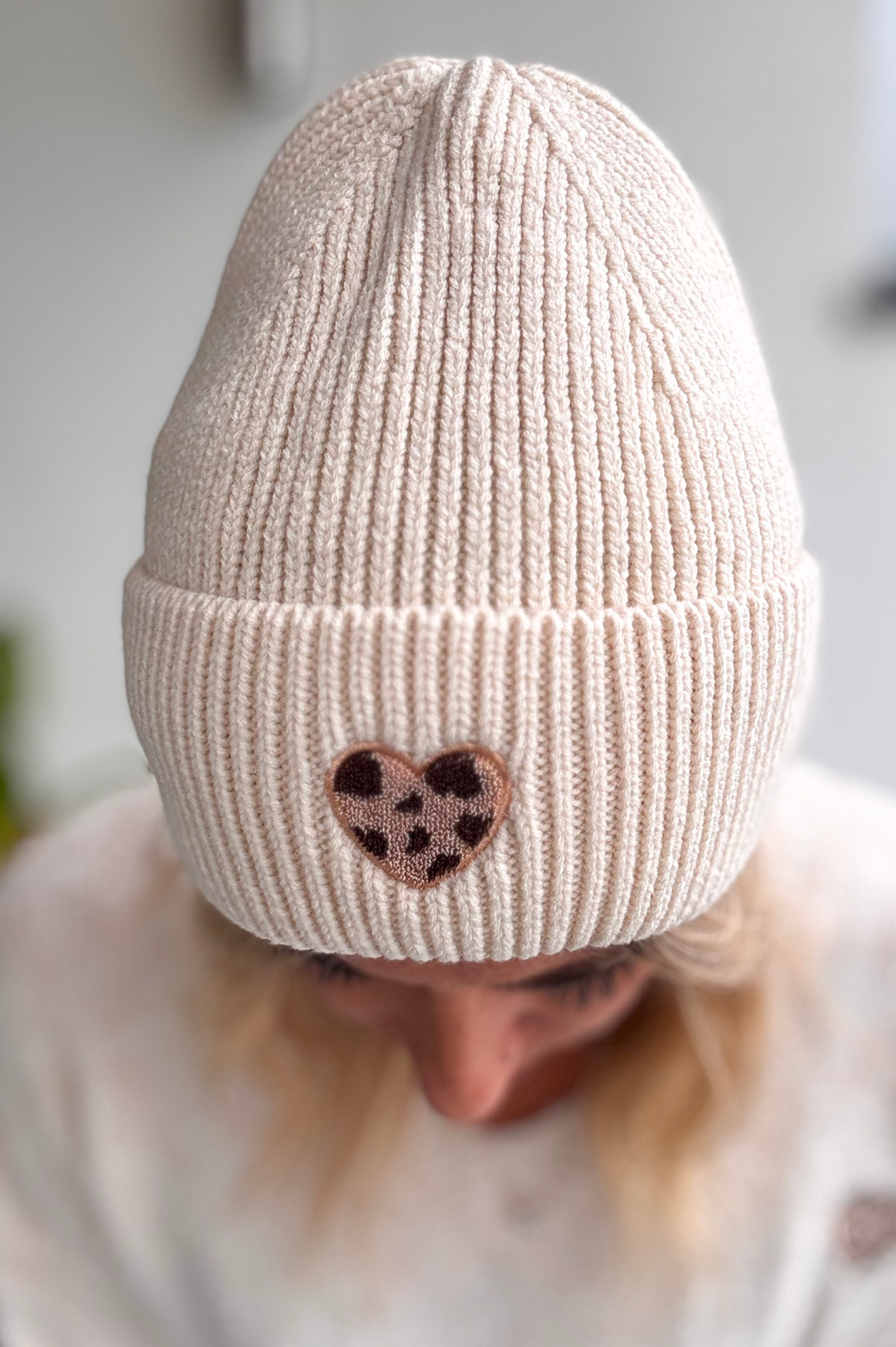 Bonnet en maille avec coeur léopard brodé 