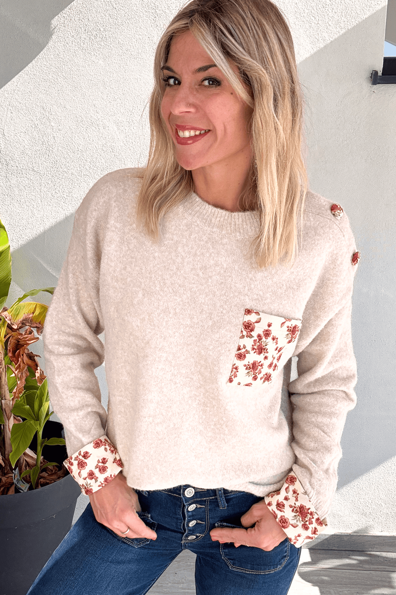 Pull beige clair poche fleuri la boutique de lydie