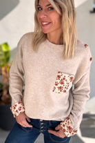 Pull beige clair poche fleuri