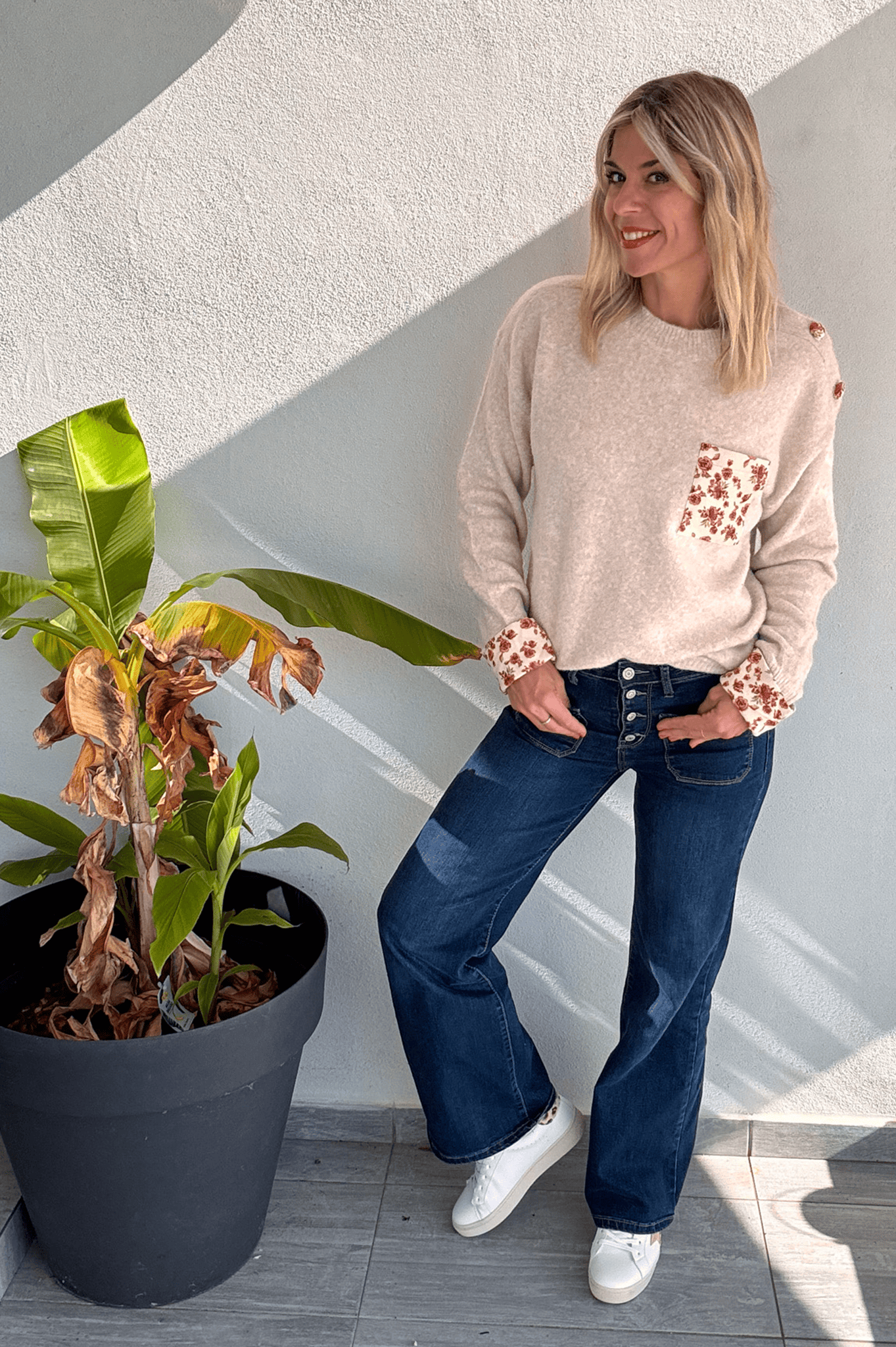 Pull beige clair poche fleuri