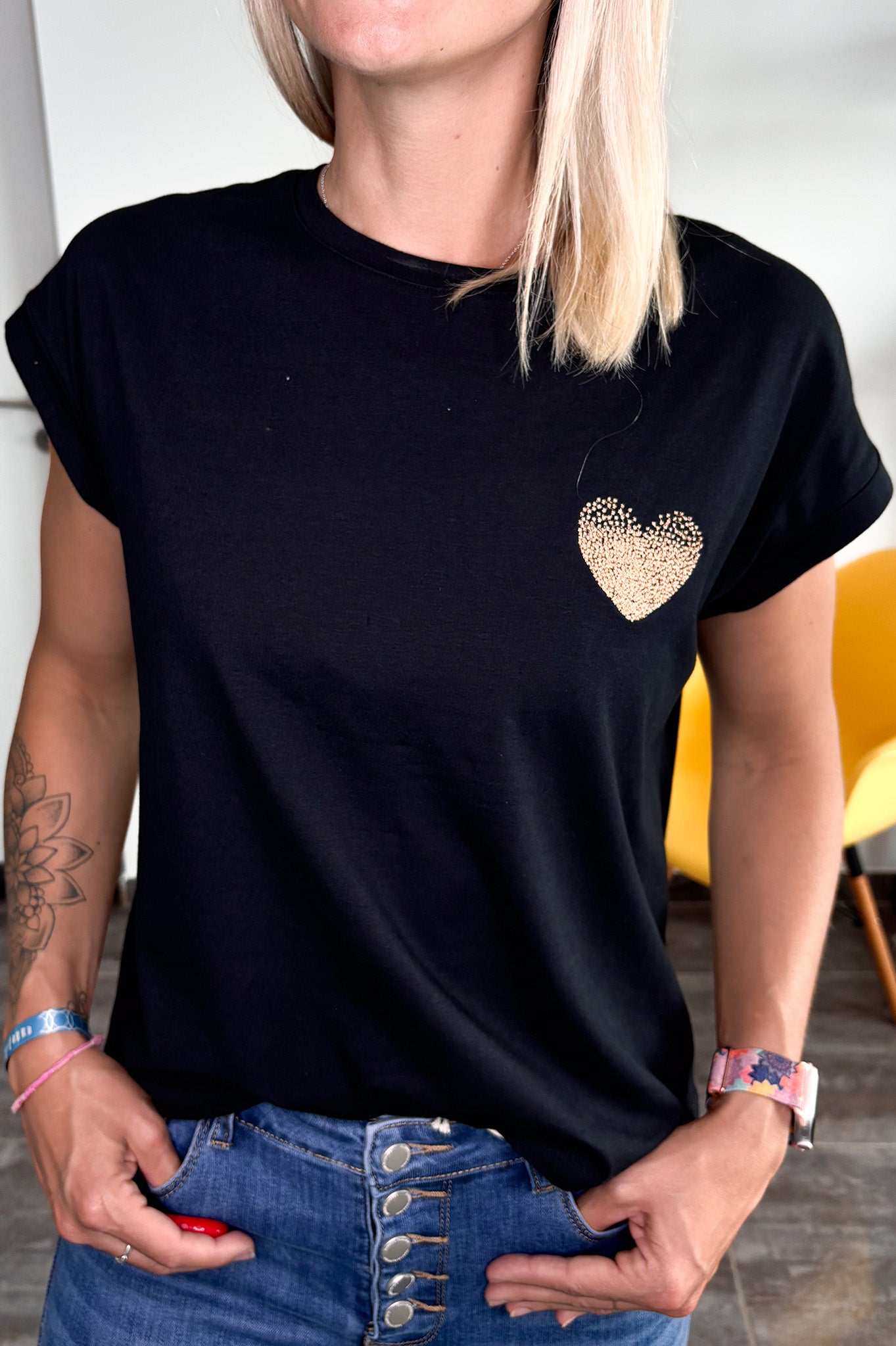 T-shirt noir avec coeur strass 