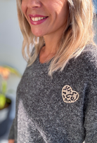 Pull gris foncé coeur leo 