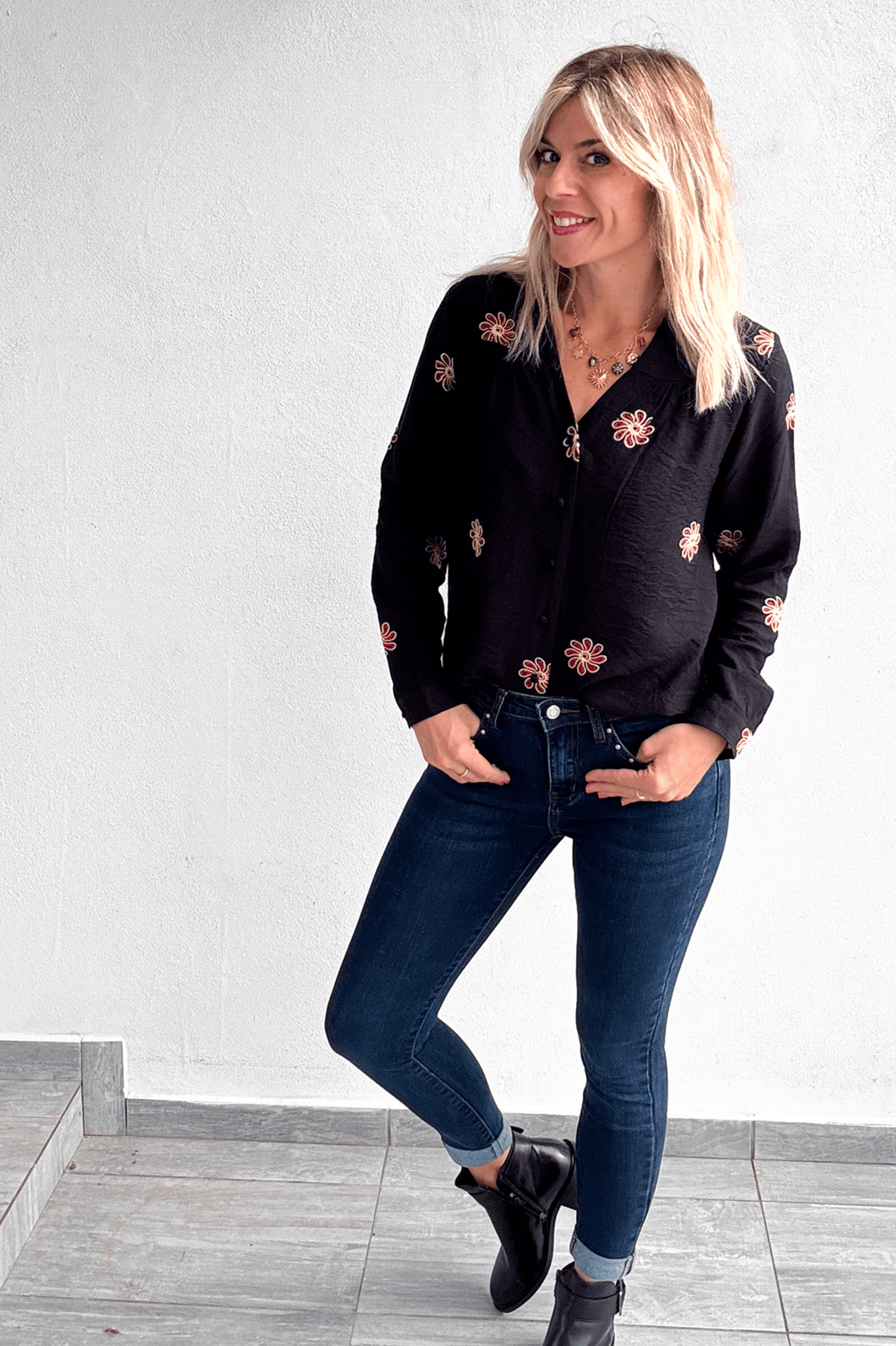 Chemise noire avec fleurs brodées
