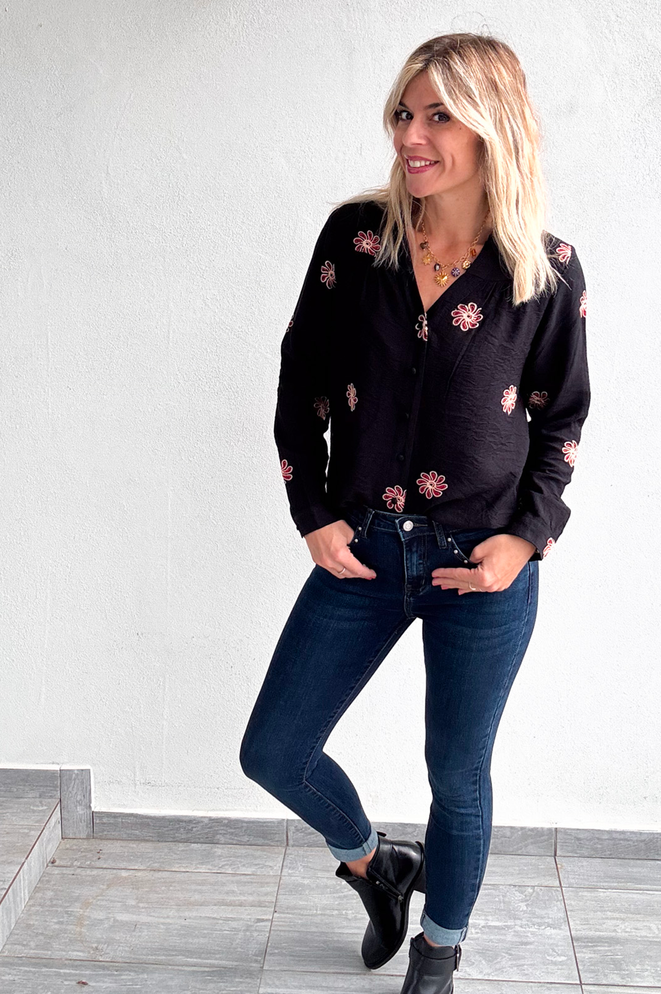 Chemise noire avec fleurs brodées