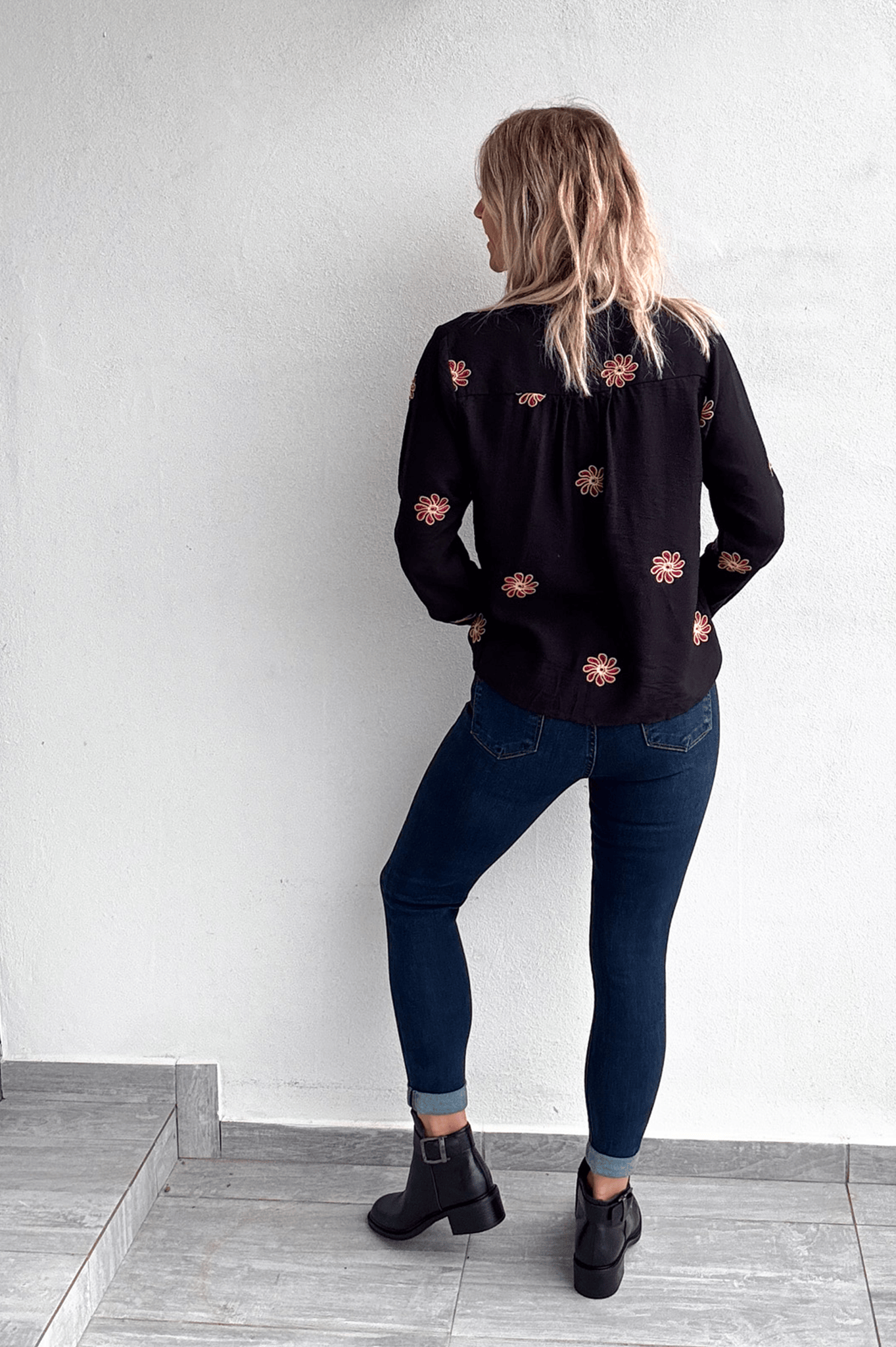 Chemise noire avec fleurs brodées