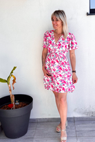 Robe courte blanche fleuri fushia