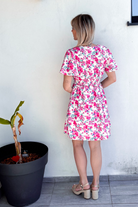 Robe courte blanche fleuri fushia