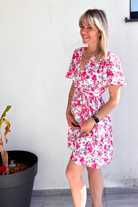 Robe courte blanche fleuri fushia