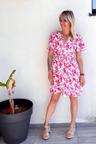 Robe courte blanche fleuri fushia