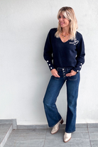 Pull marine col V, brodé About avec coeur strass