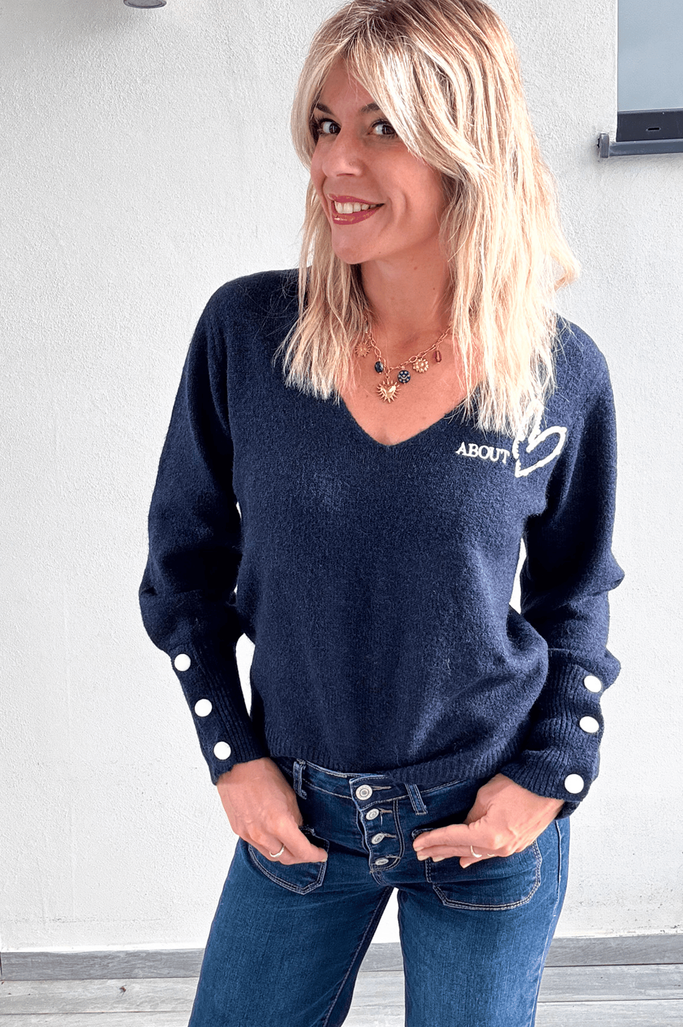 Pull marine col V, brodé About avec coeur strass