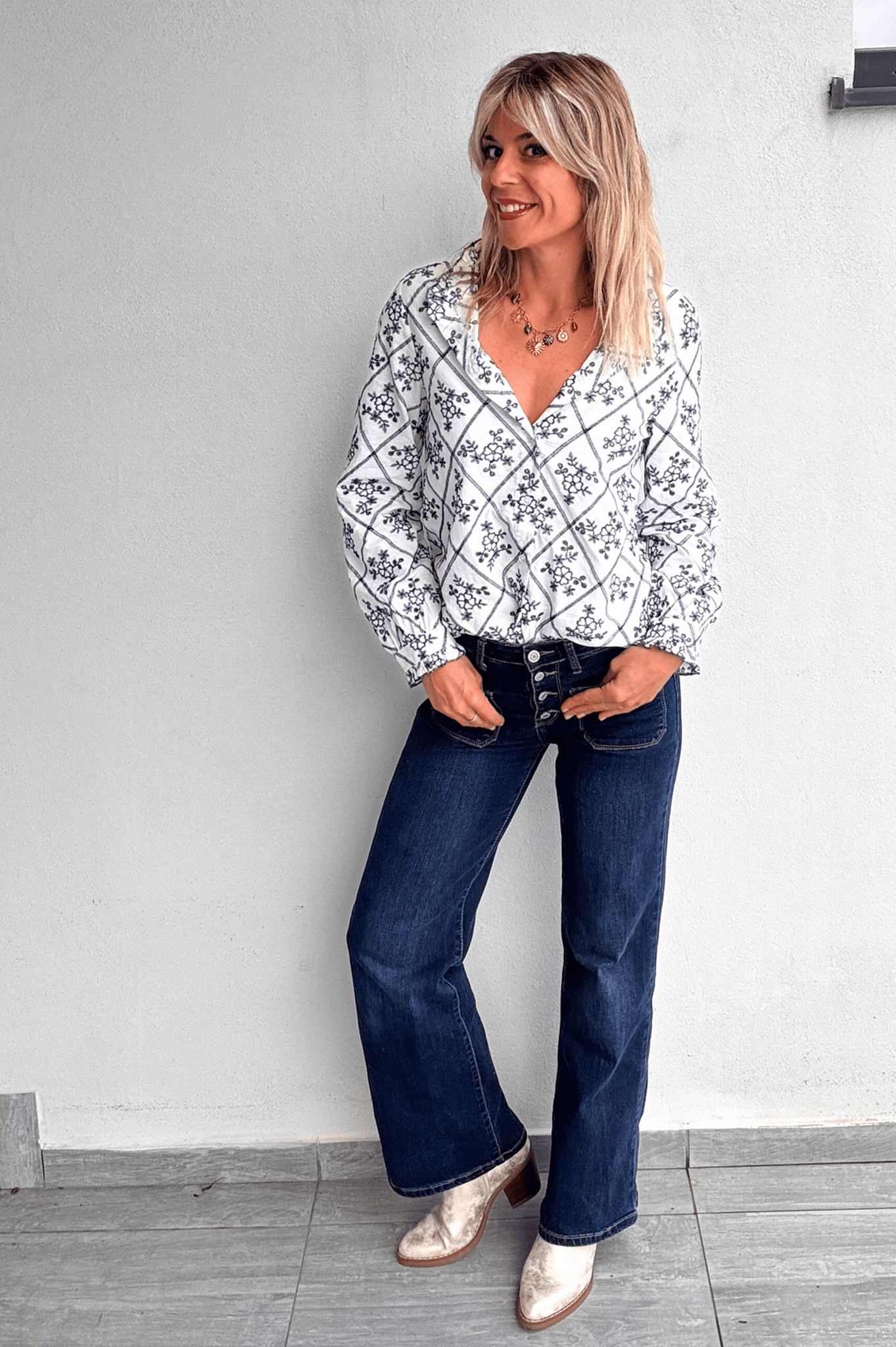 Blouse coton blanche avec broderie marine
