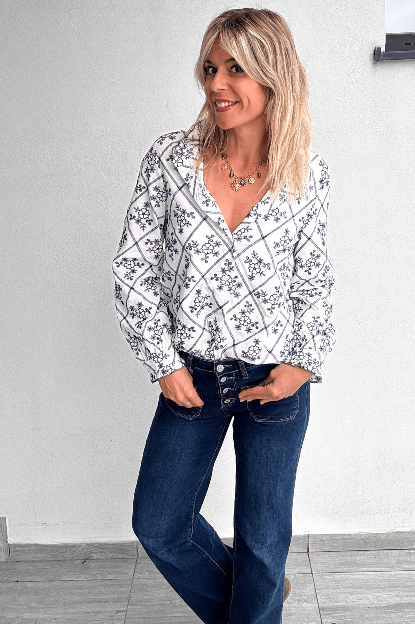 Blouse coton blanche avec broderie marine