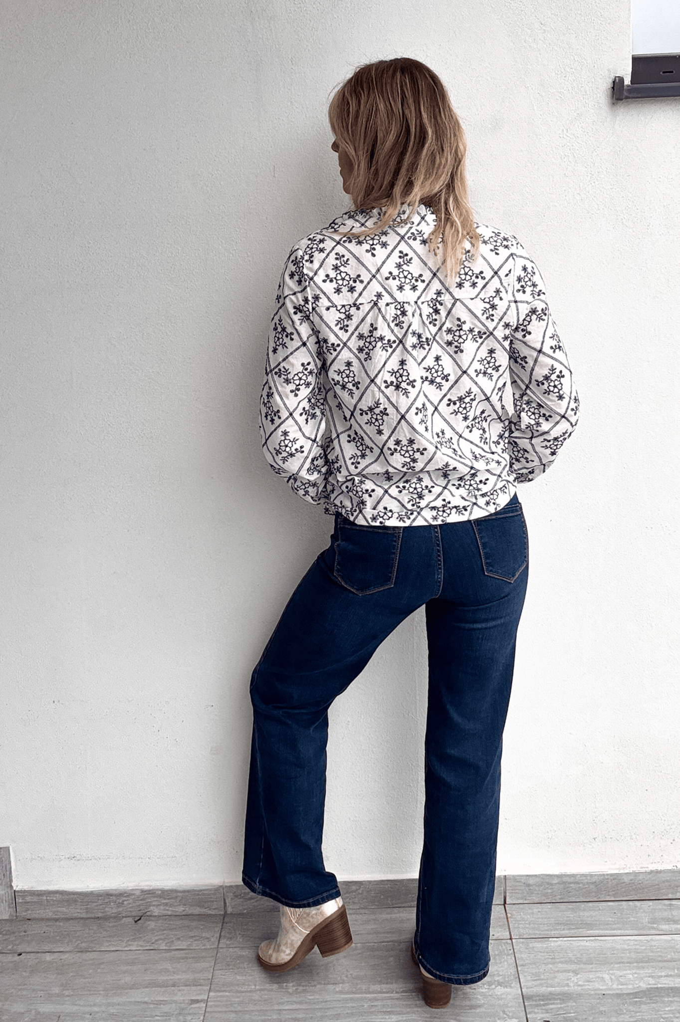 Blouse coton blanche avec broderie marine