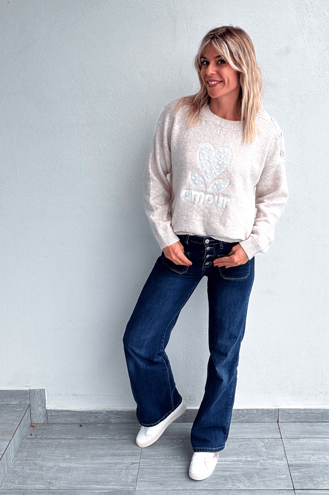 Pull beige Amour avec fleurs coeur en dentelle 