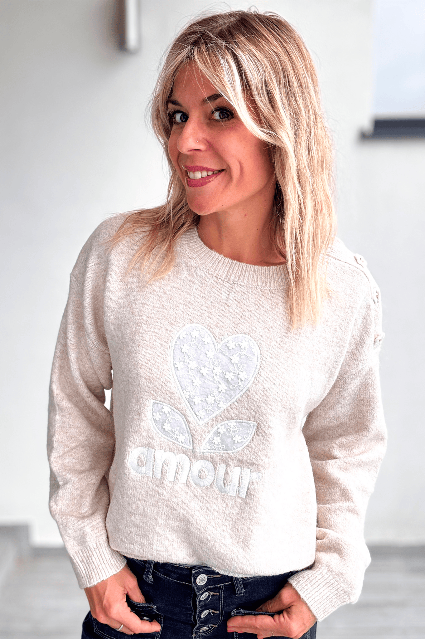 Pull beige Amour avec fleurs coeur en dentelle la boutique de lydie