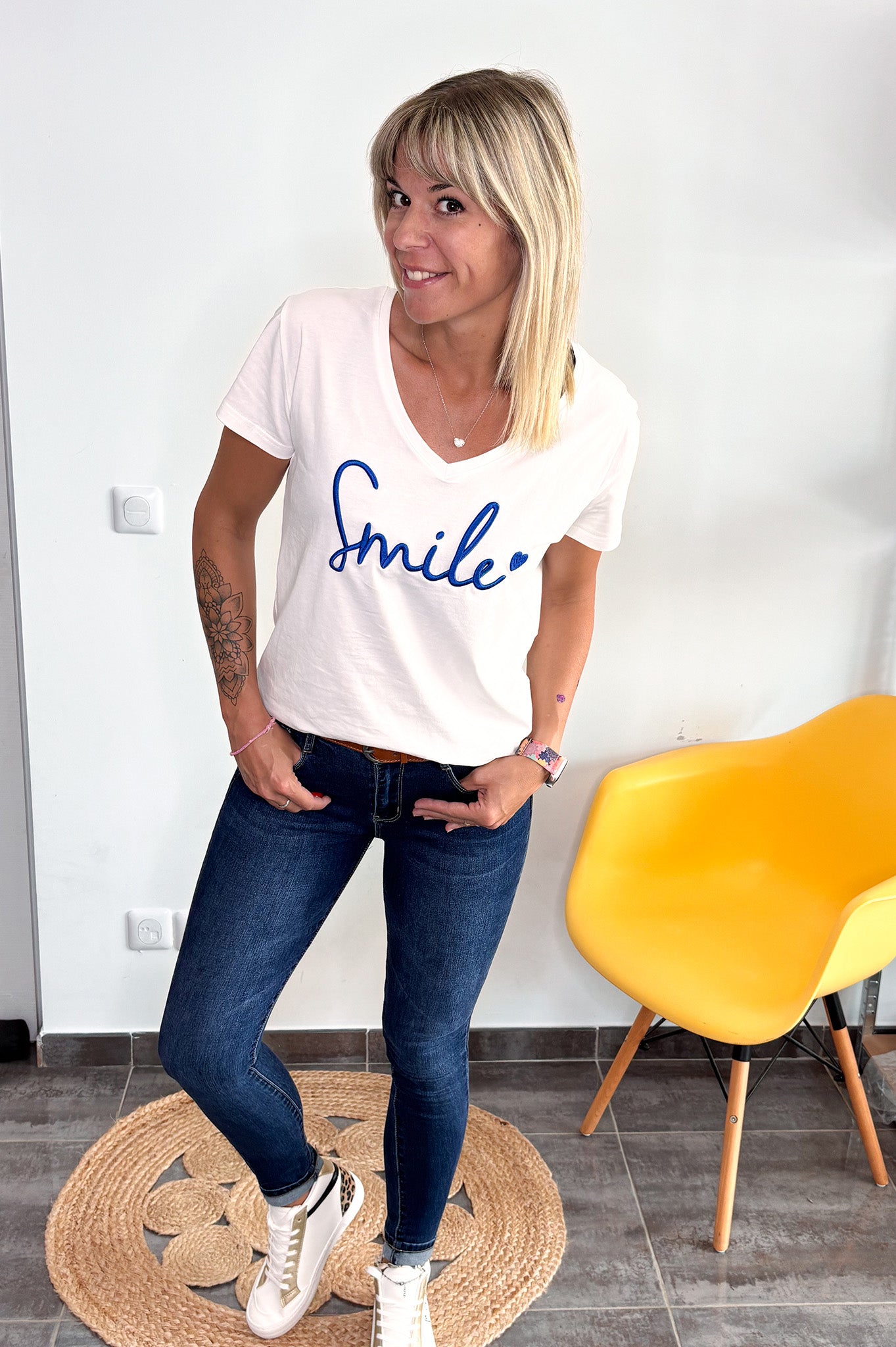 T-shirt blanc brodé "Smile" bleu