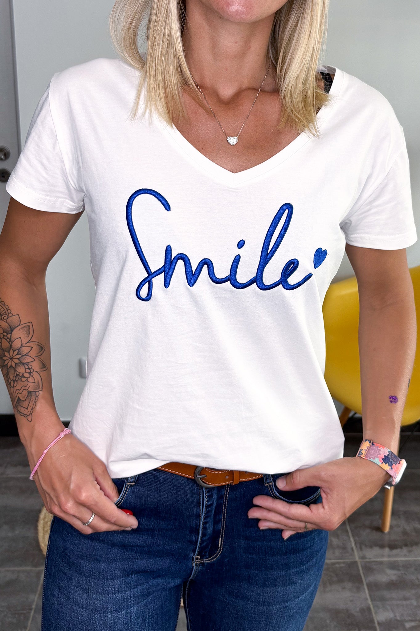 T-shirt blanc brodé "Smile" bleu