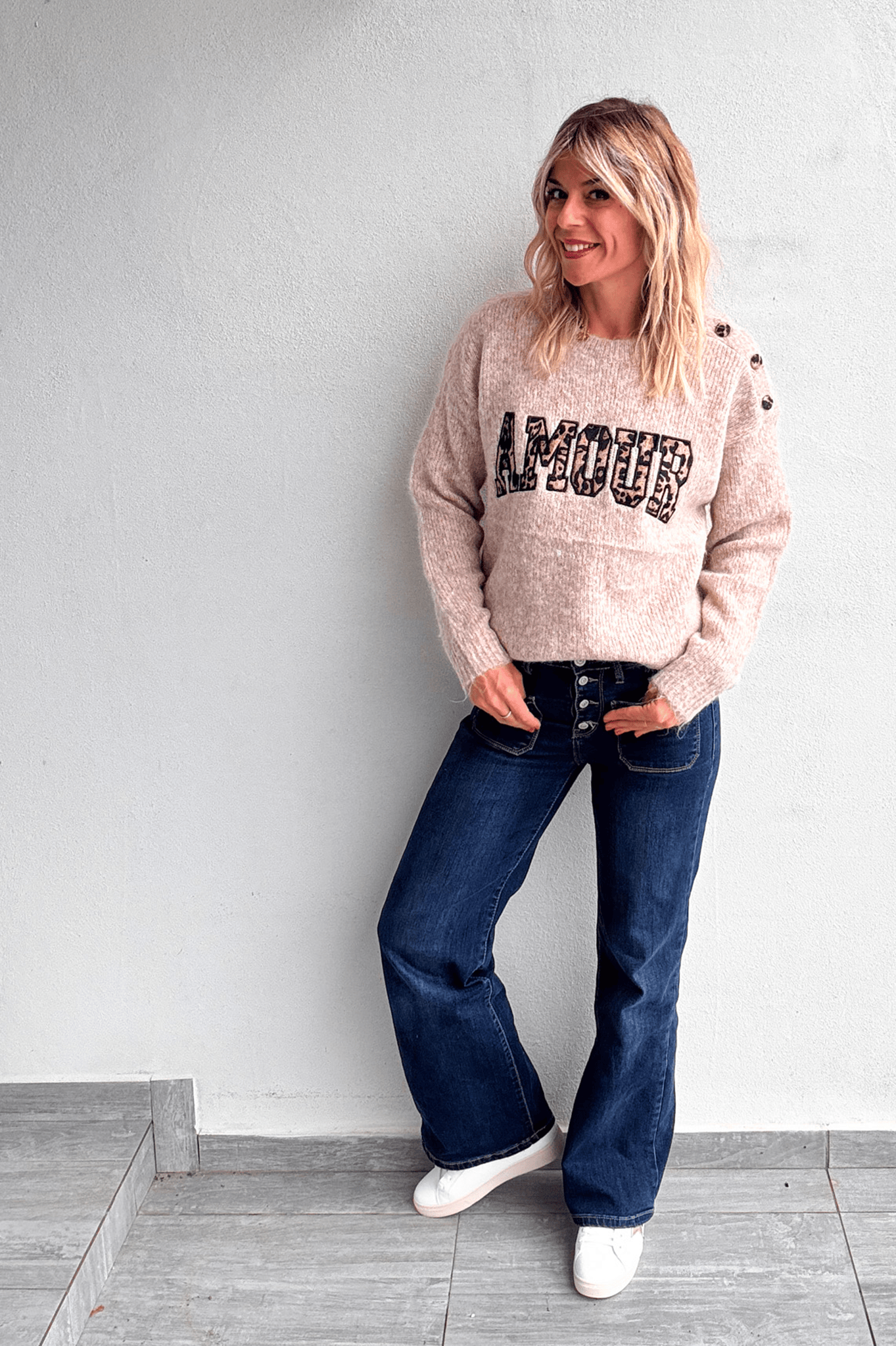 Pull taupe col rond, avec brodé dessus AMOUR en léopard 