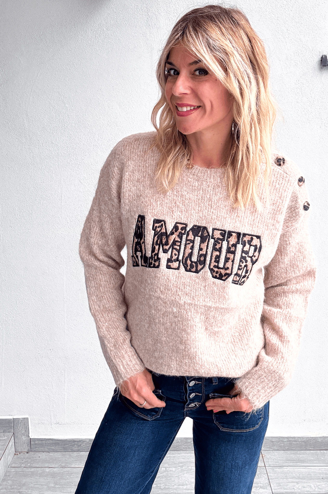 Pull taupe col rond, avec brodé dessus AMOUR en léopard 