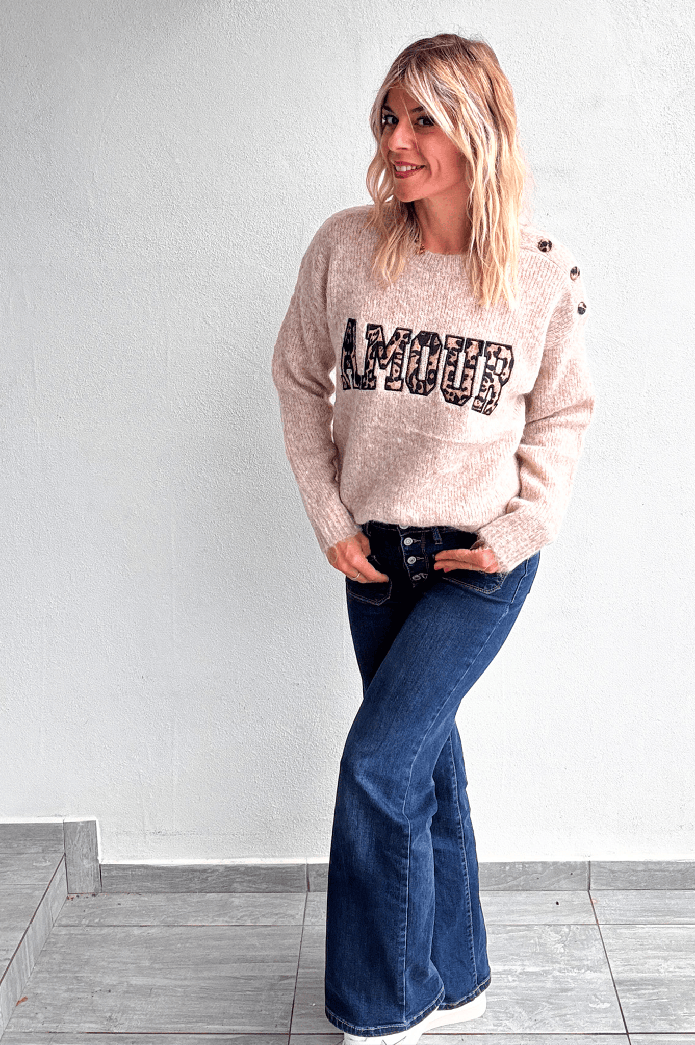 Pull taupe col rond, avec brodé dessus AMOUR en léopard 