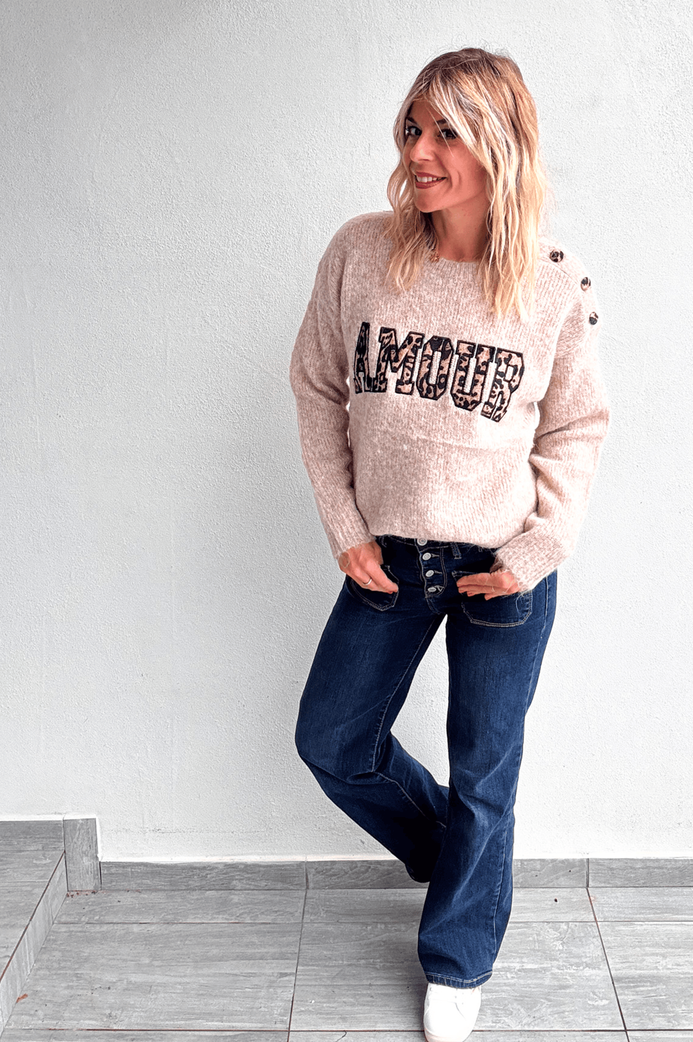 Pull taupe col rond, avec brodé dessus AMOUR en léopard 