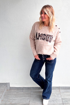 Pull taupe col rond, avec brodé dessus AMOUR en léopard 