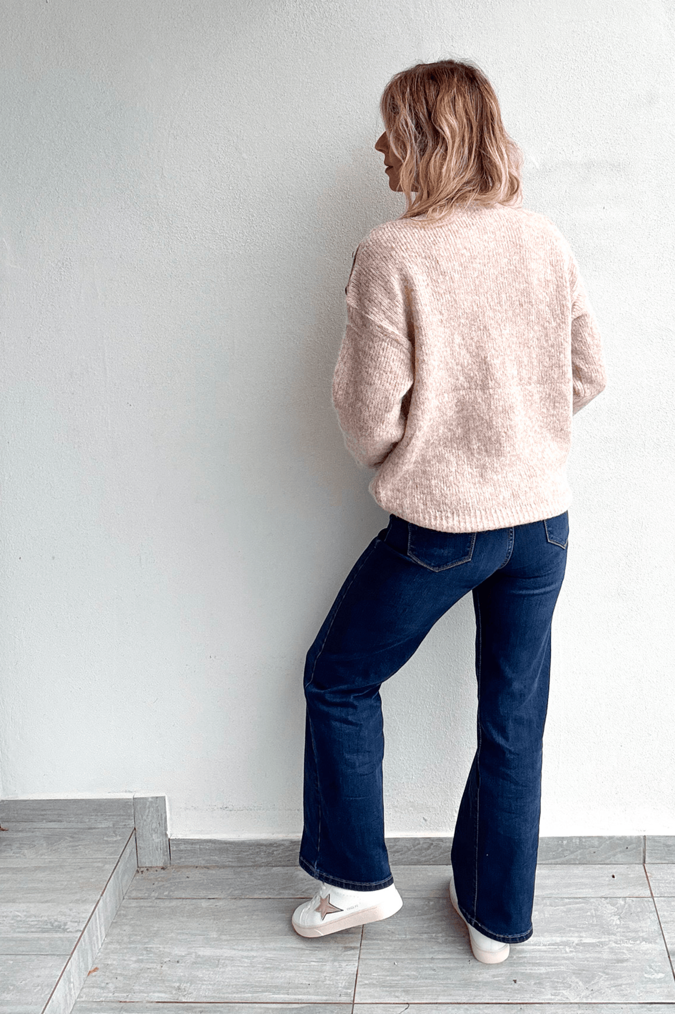 Pull taupe col rond, avec brodé dessus AMOUR en léopard 