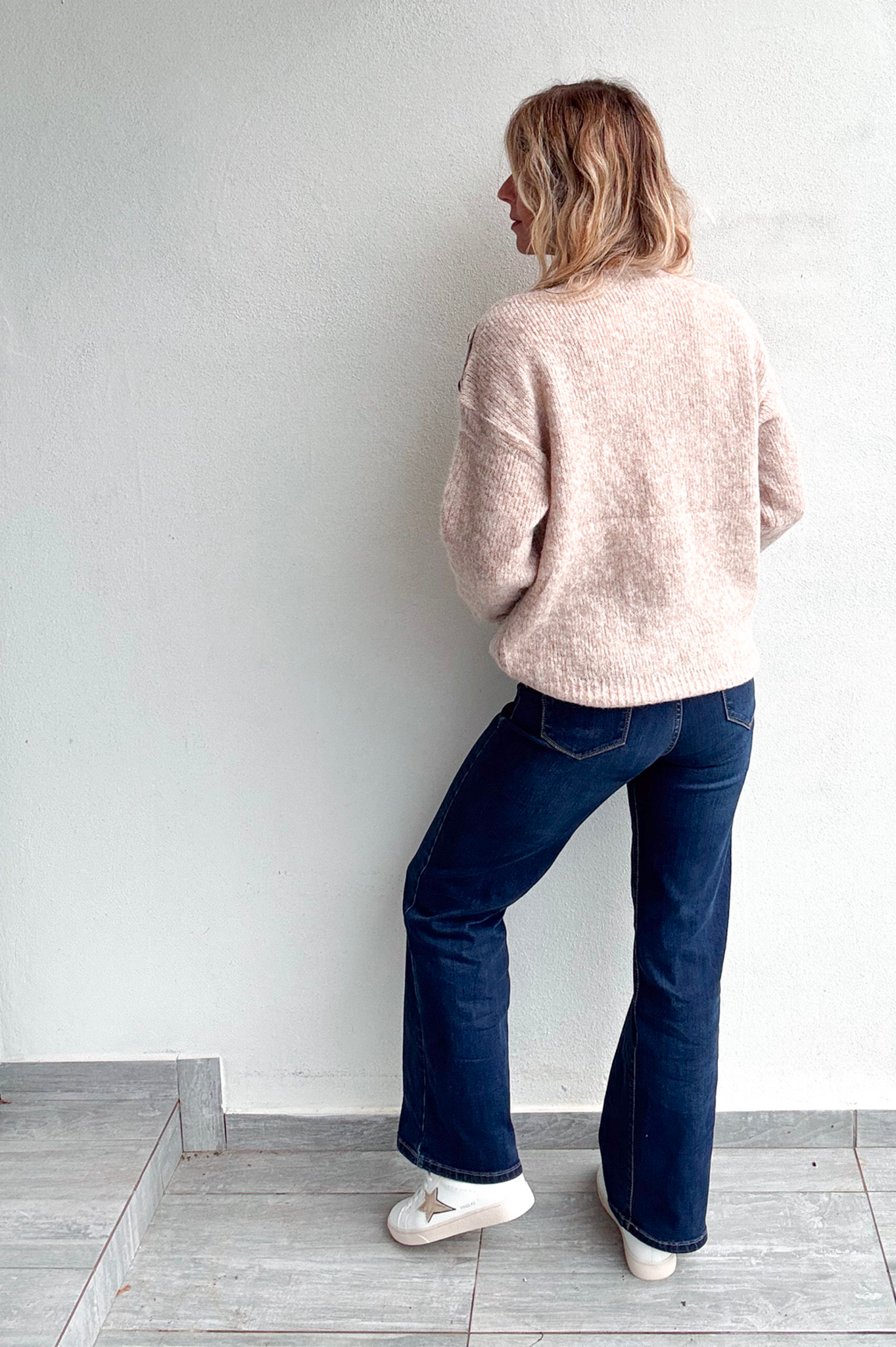 Pull taupe col rond, avec brodé dessus AMOUR en léopard 