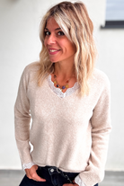 Pull Fin Beige Col V avec Détails en Dentelle