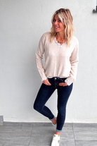 Pull Fin Beige Col V avec Détails en Dentelle