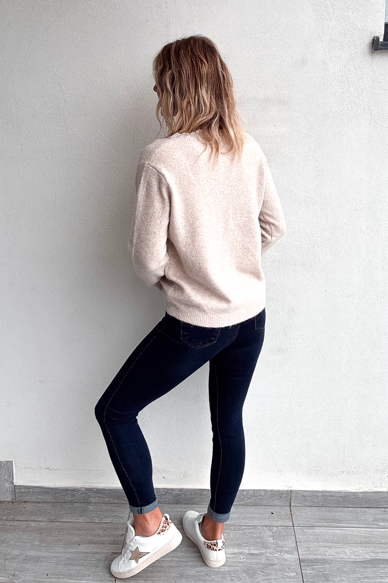 Pull Fin Beige Col V avec Détails en Dentelle