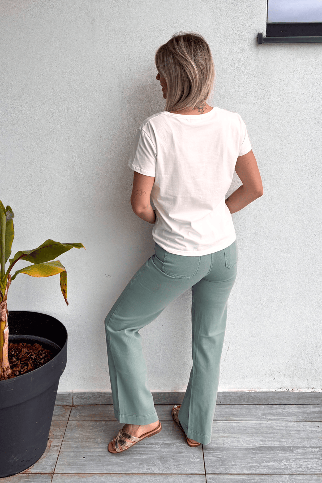 T-shirt blanc brodé "Happy" vert clair