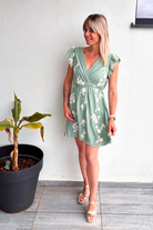 Robe courte vert d'eau avec broderie écru
