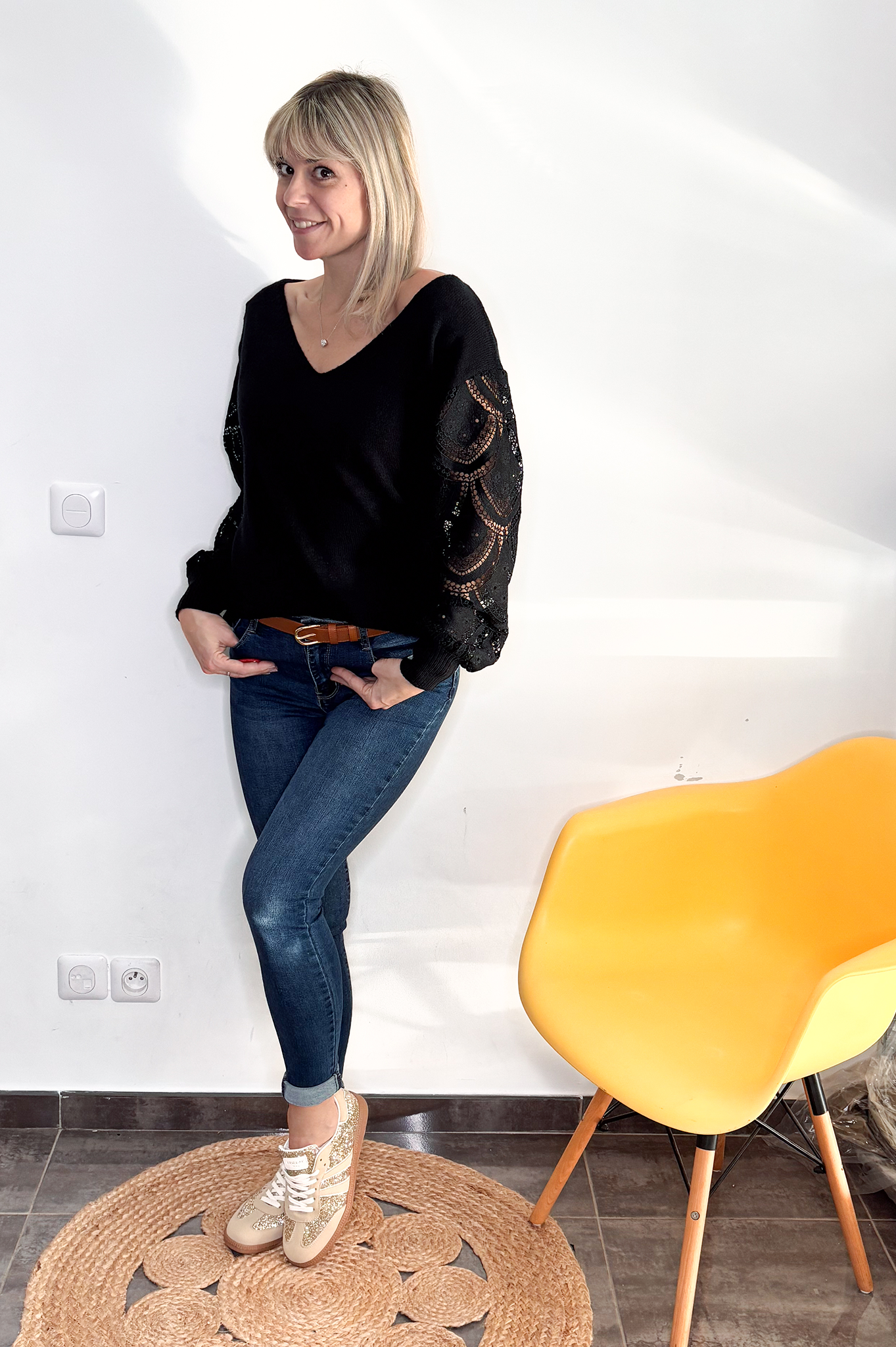 Pull noir, col V, avec dentelle sur les manches la boutique de lydie 