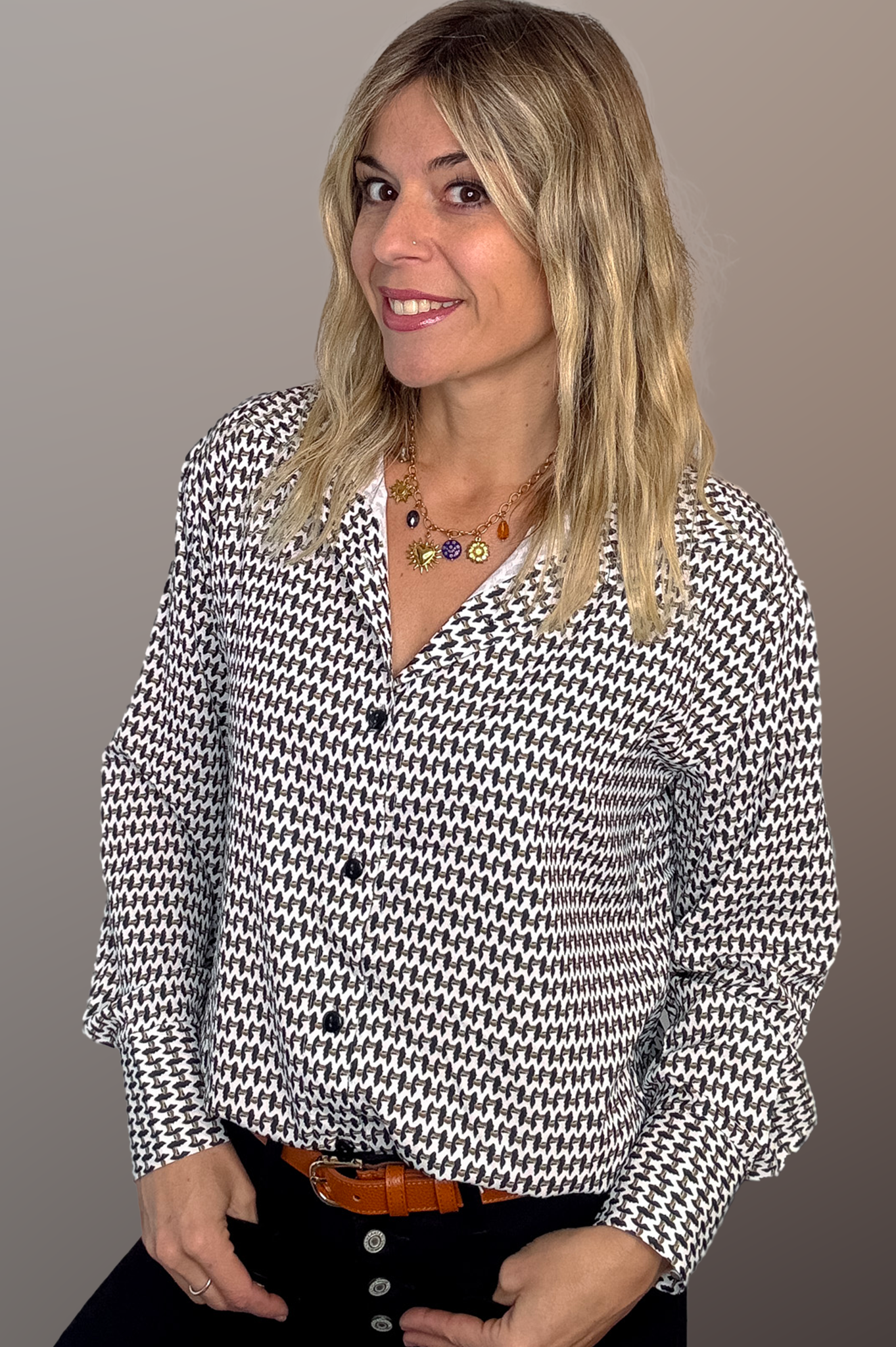 Chemise motif pied-de-poule noir et blanc, boutons noirs, et collier multicharmes