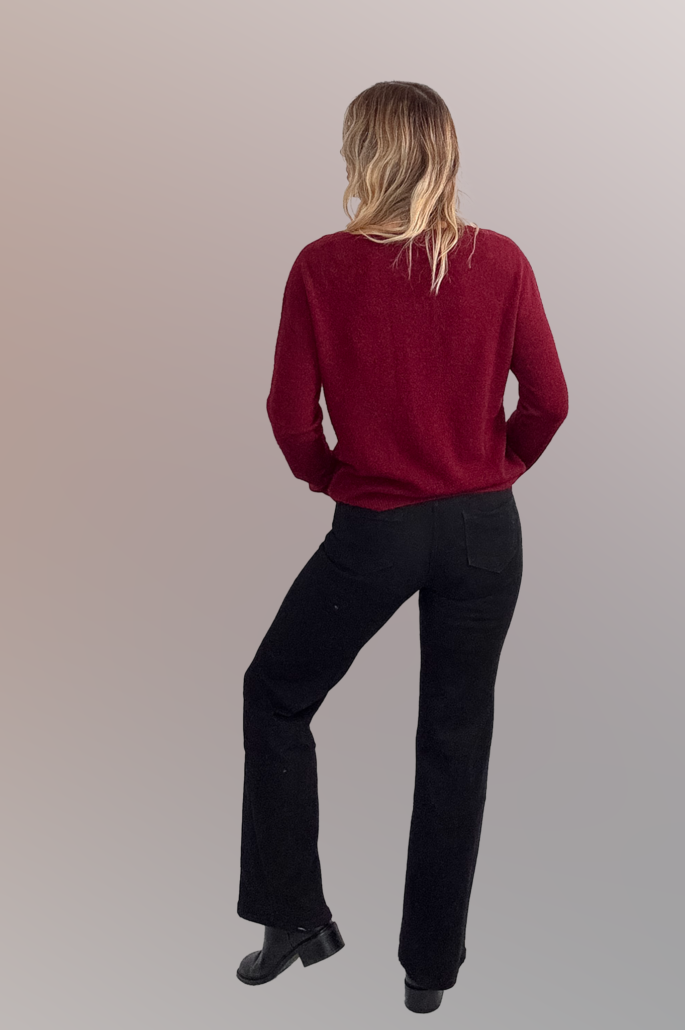 Pull bordeaux col V en maille douce, Taille Unique, porté rentré dans un jean noir taille haute avec une ceinture camel