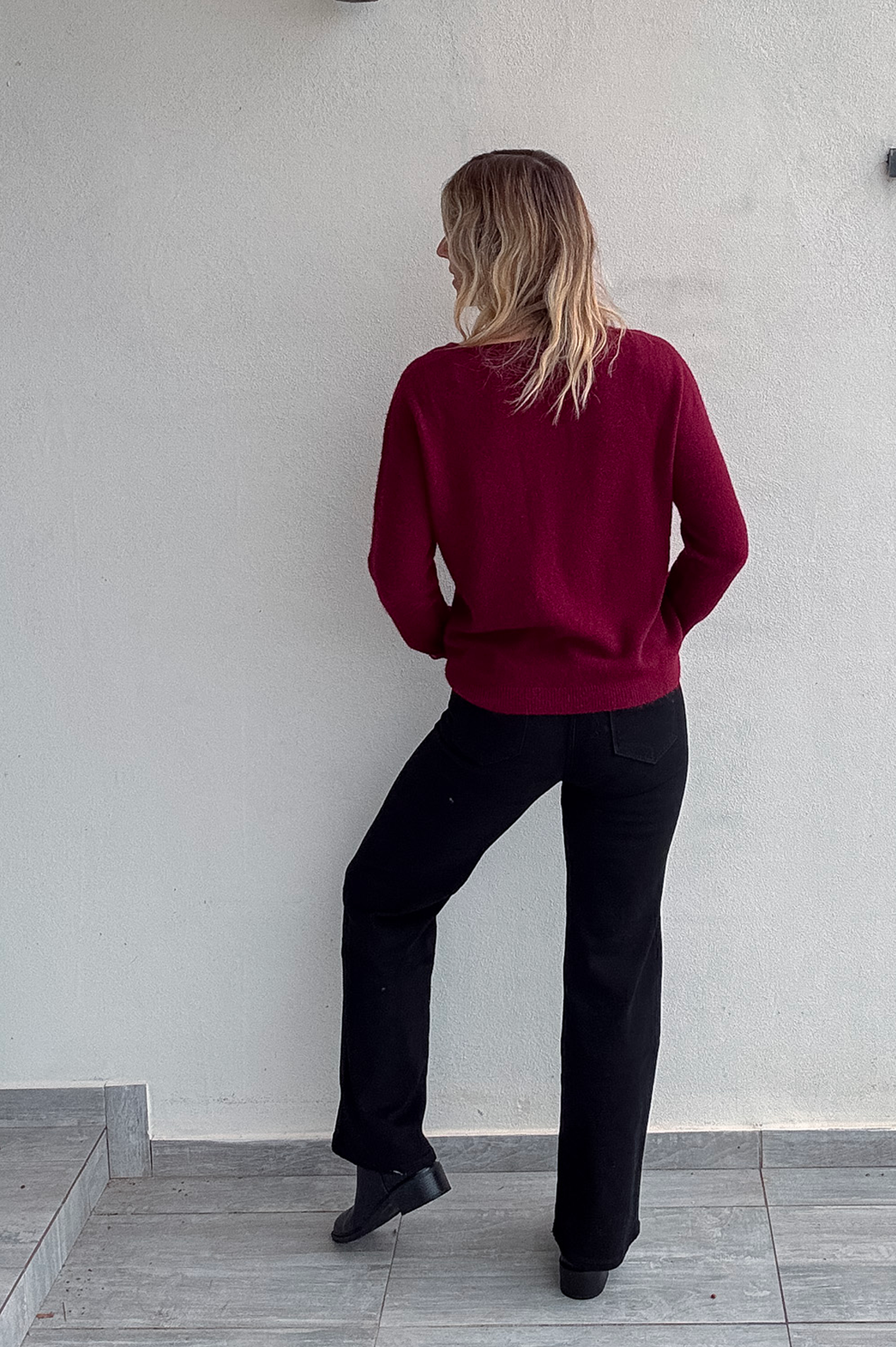 Pull bordeaux col V en maille douce, Taille Unique, porté rentré dans un jean noir taille haute avec une ceinture camel