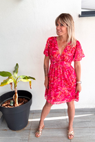 Robe courte rose fleuri