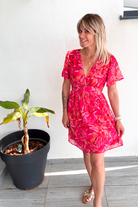 Robe courte rose fleuri