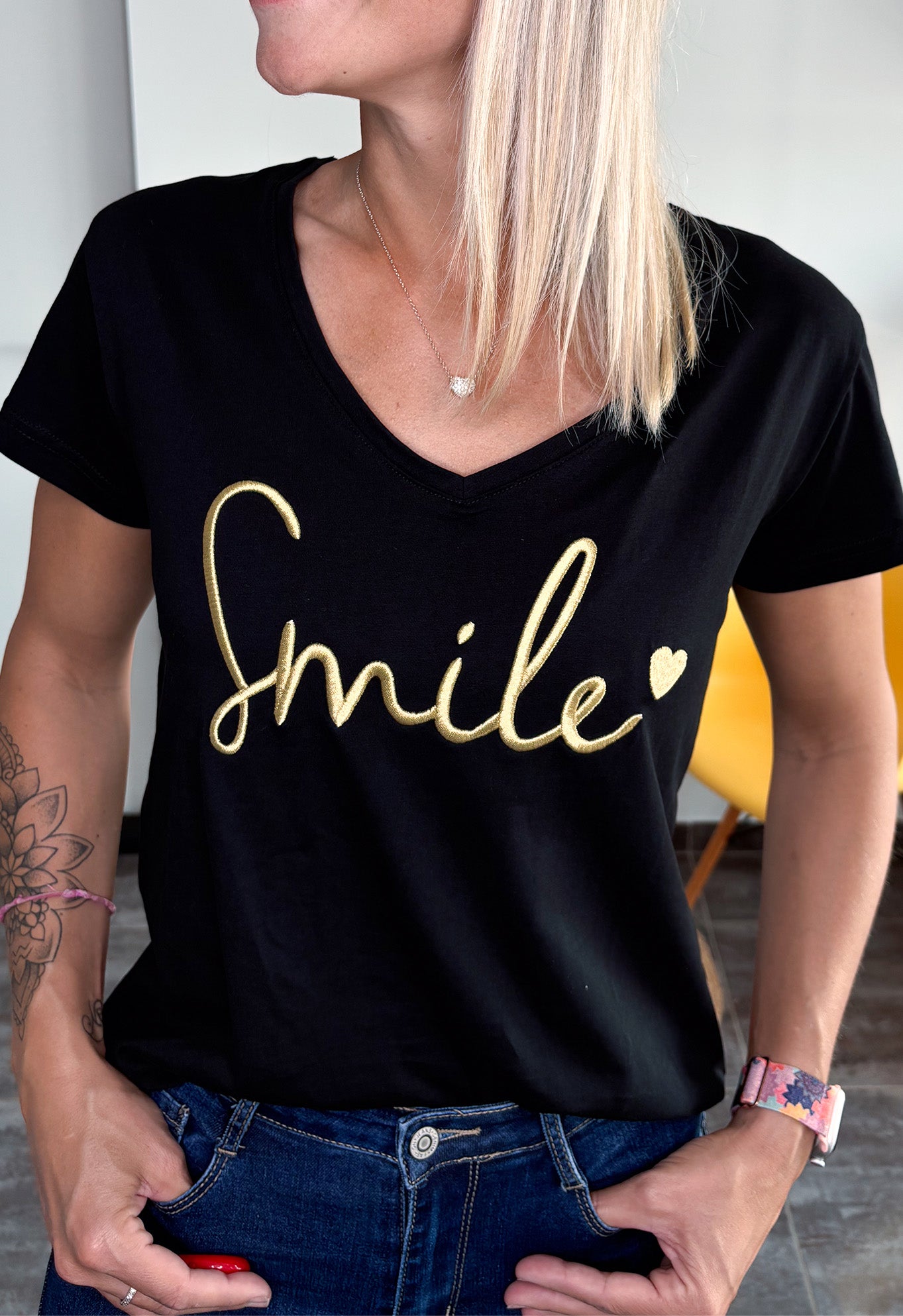 T-shirt noir brodé "Smile" doré