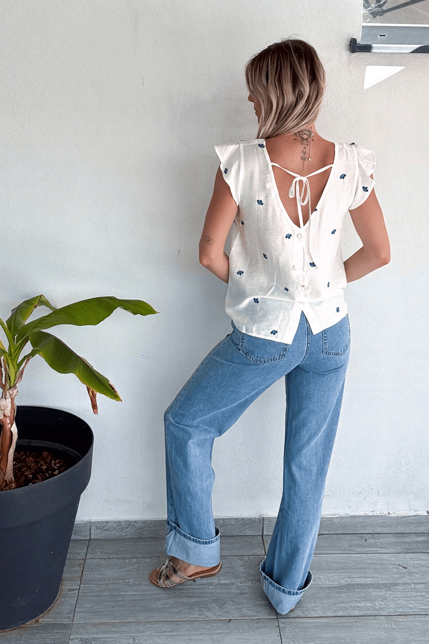 Blouse blanche avec broderie bleu