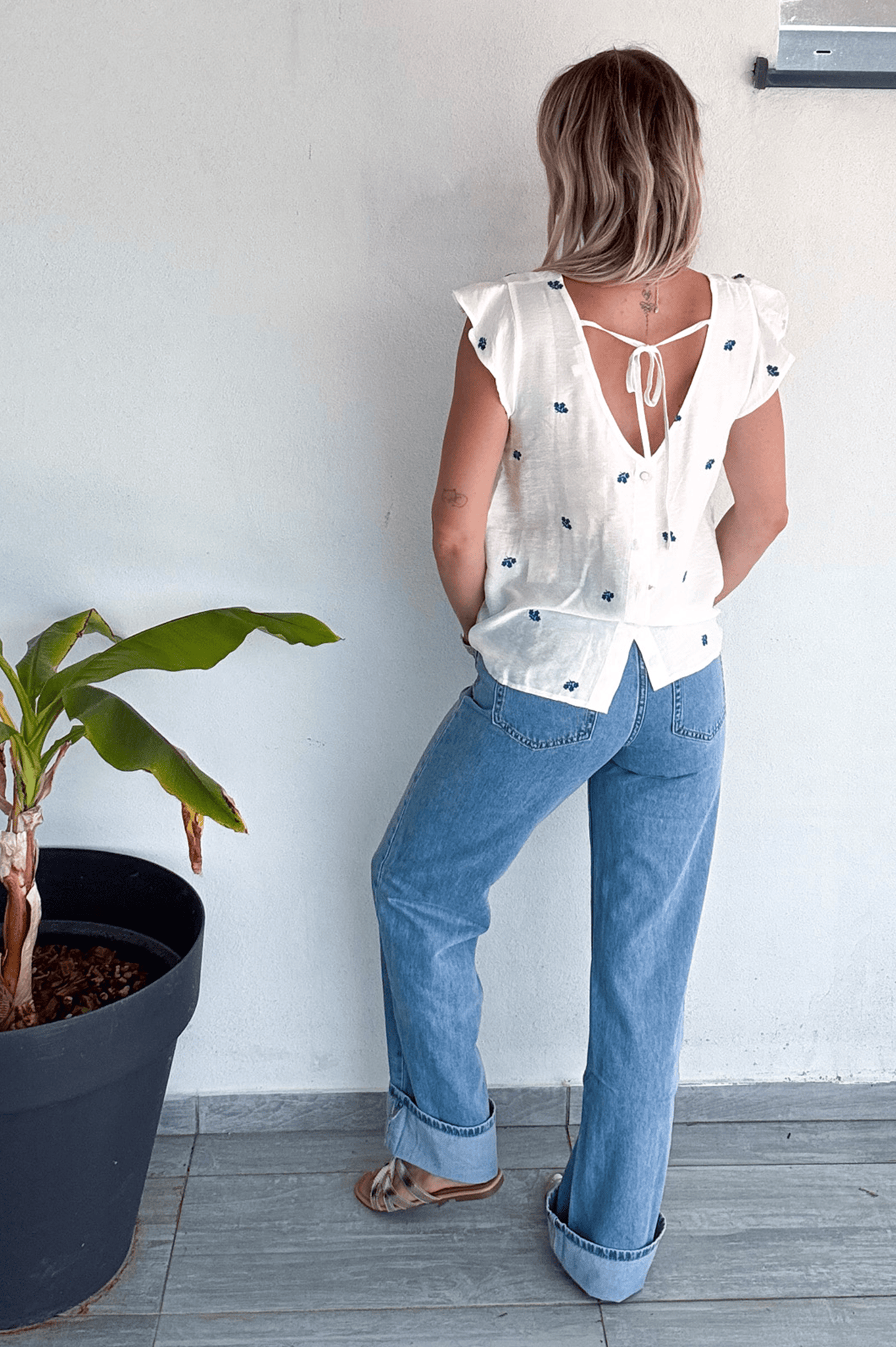 Blouse blanche avec broderie bleu