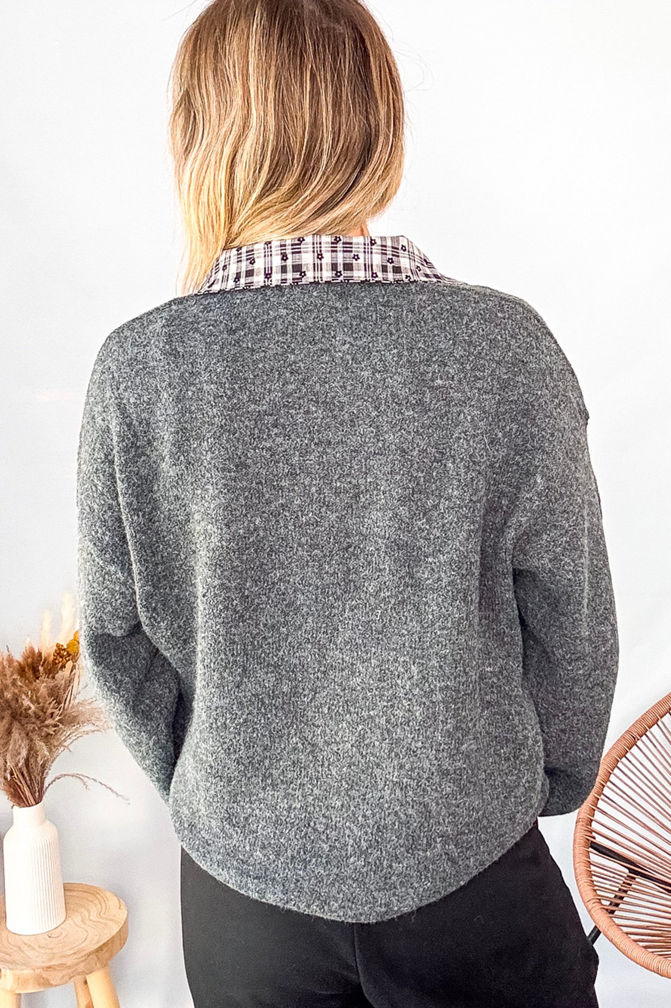 Pull gris chiné avec col en tissu imprimé carreaux, 