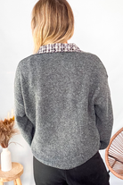 Pull gris chiné avec col en tissu imprimé carreaux, 