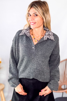 Pull gris chiné avec col en tissu imprimé carreaux, 