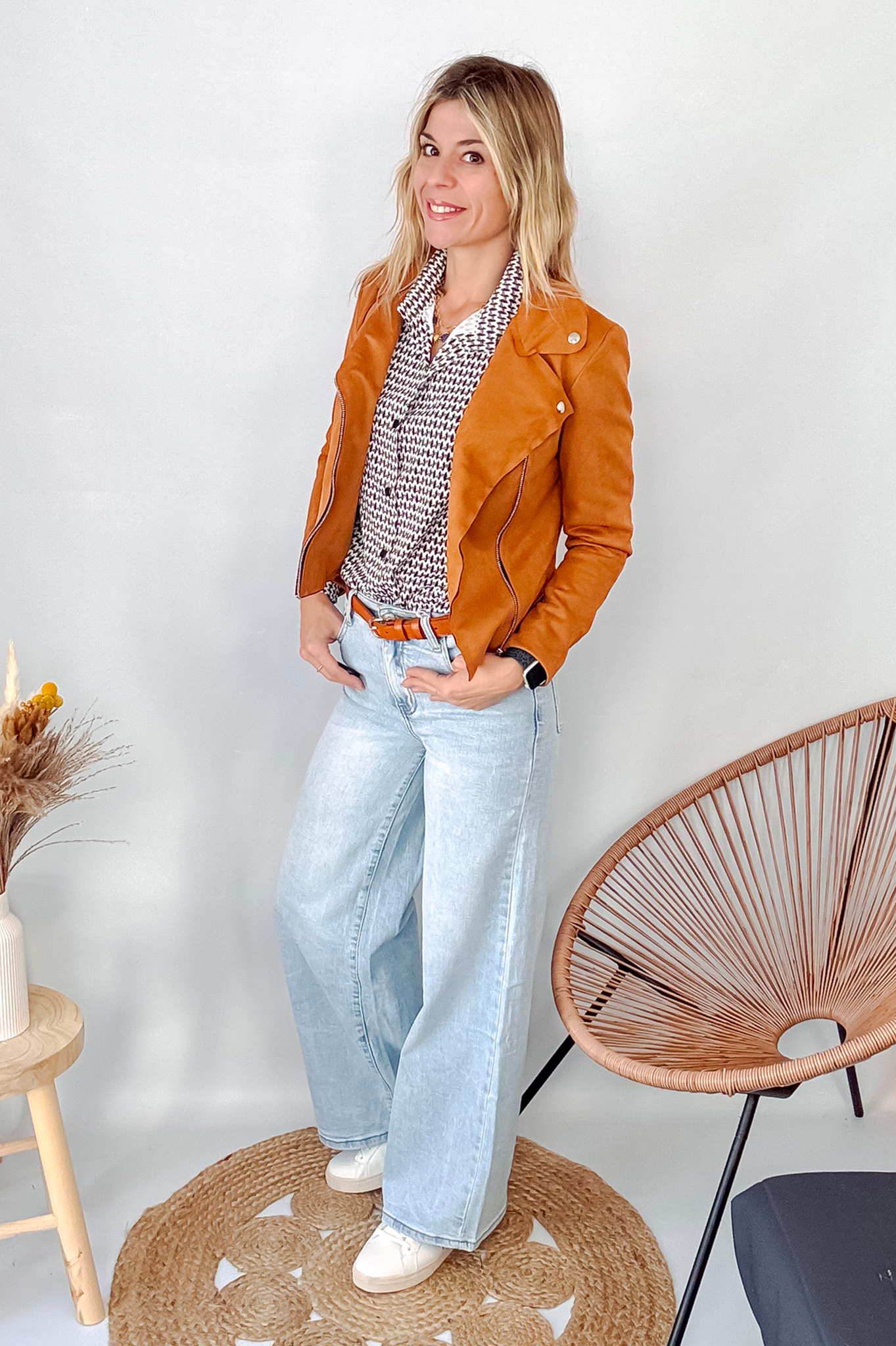 Jean Wide Leg bleu très clair en coton stretch, porté taille haute avec un haut ajusté et des bottes/baskets.