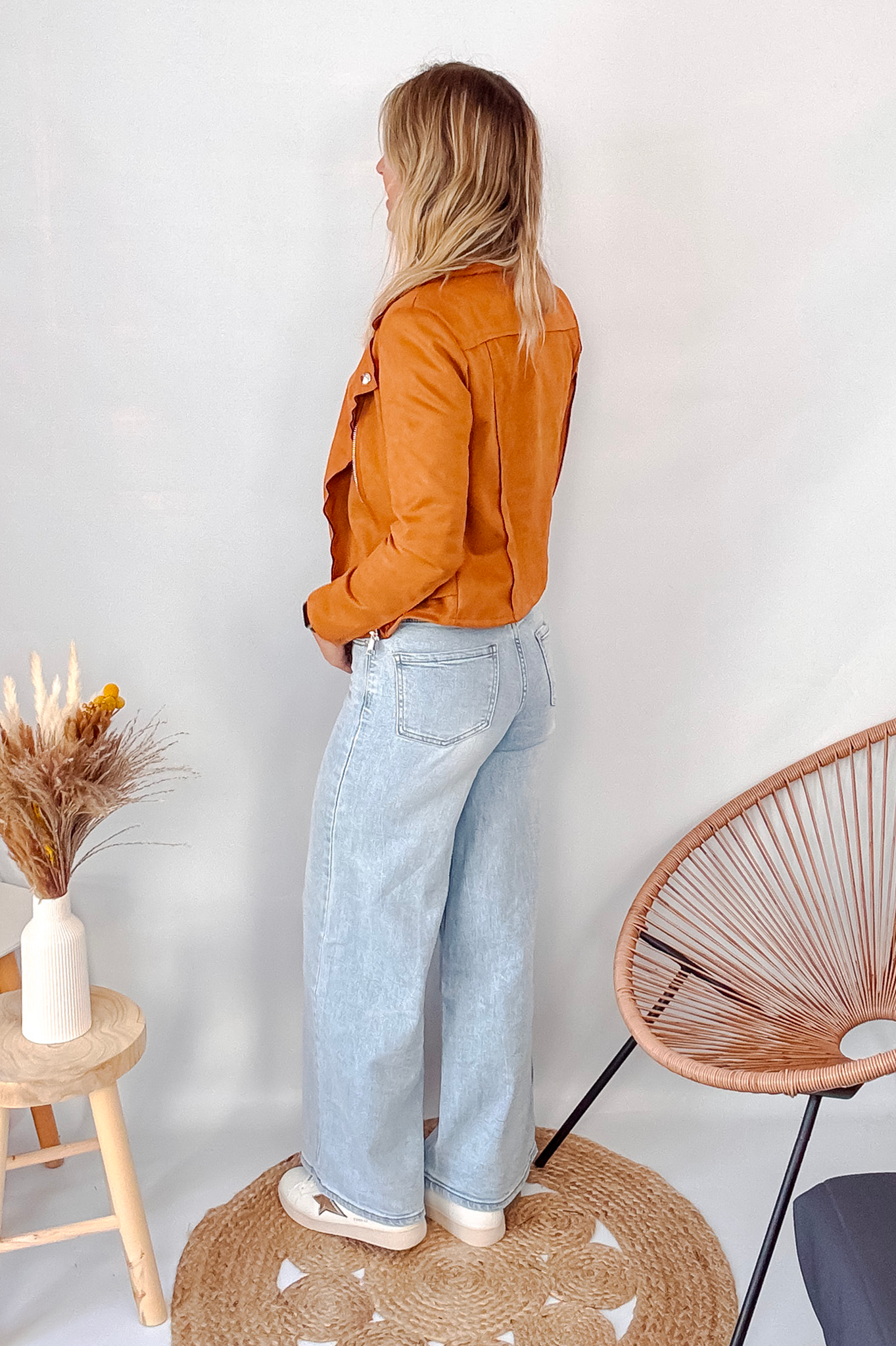 Jean Wide Leg bleu très clair en coton stretch, porté taille haute avec un haut ajusté et des bottes/baskets.