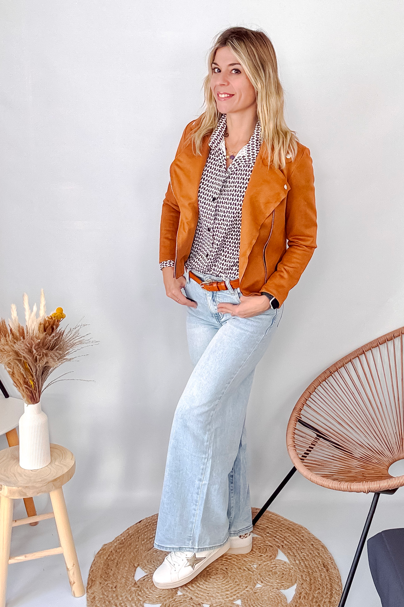 Jean Wide Leg bleu très clair en coton stretch, porté taille haute avec un haut ajusté et des bottes/baskets.