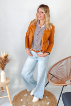 Jean Wide Leg bleu très clair en coton stretch, porté taille haute avec un haut ajusté et des bottes/baskets.